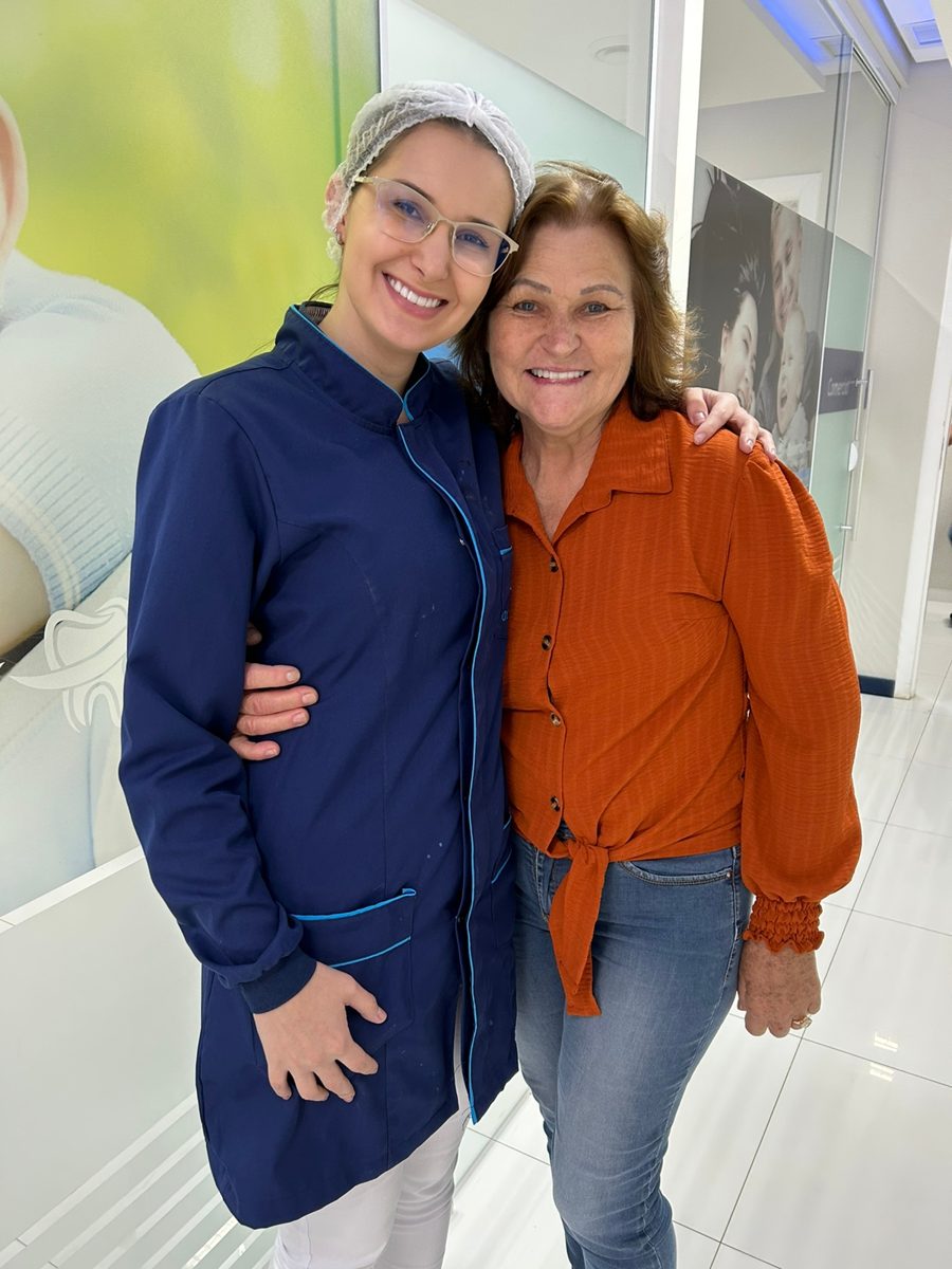 Paciente OdontoMax com o sorriso transformado 4