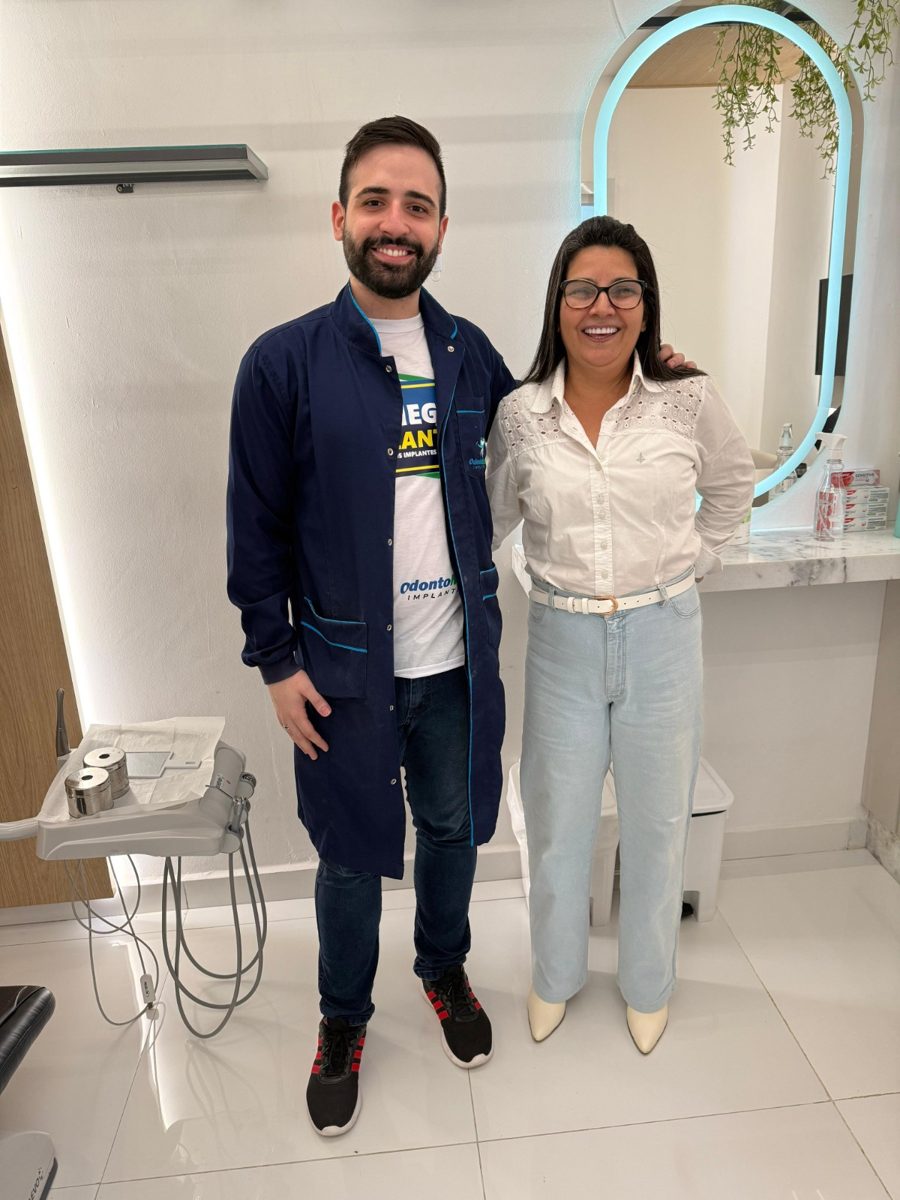 Paciente OdontoMax com o sorriso transformado 3