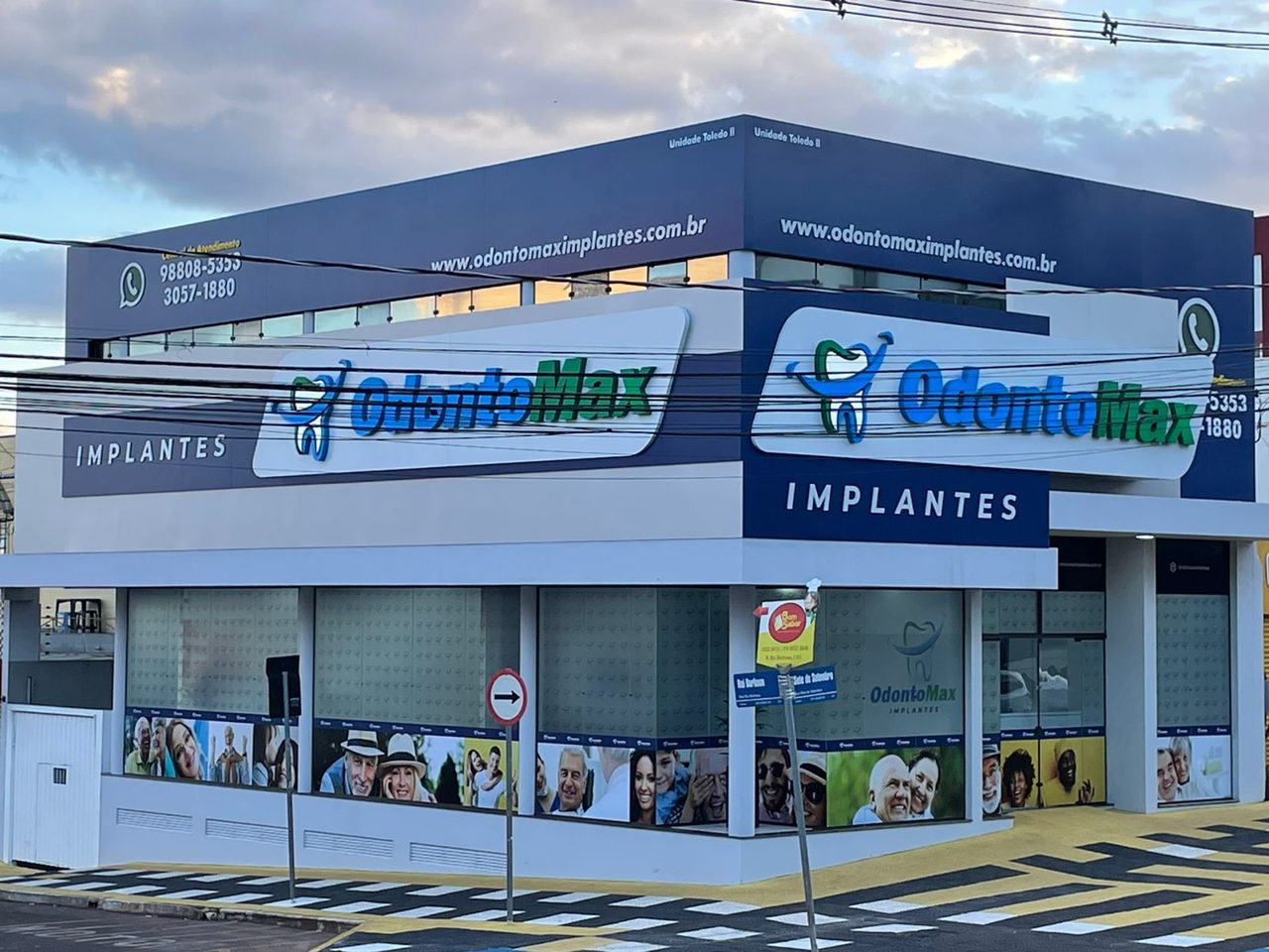 Fachada de uma unidade da OdontoMax Implantes 15