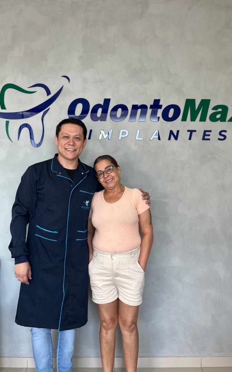 Paciente OdontoMax com o sorriso transformado 6