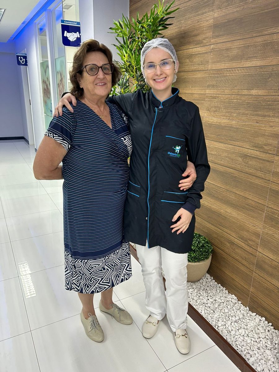 Paciente OdontoMax com o sorriso transformado 8