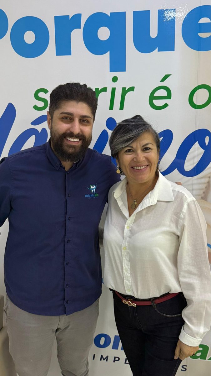Paciente OdontoMax com o sorriso transformado 12