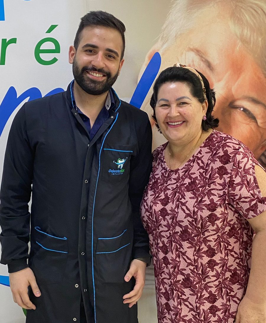 Paciente OdontoMax com o sorriso transformado 9