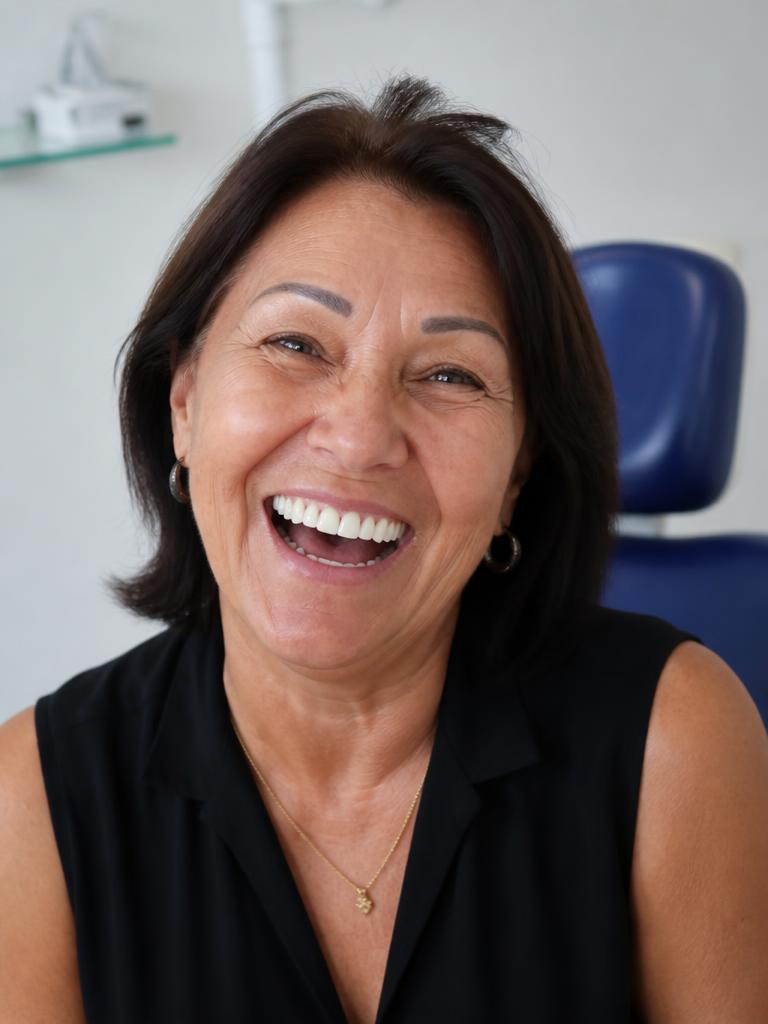 Sorriso transformado de paciente OdontoMax 8